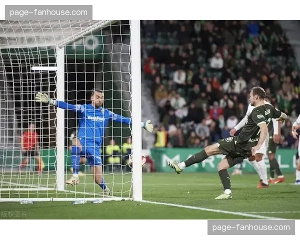 从降级区到中游，萨里如何帮助莱切实现赛季中段翻身