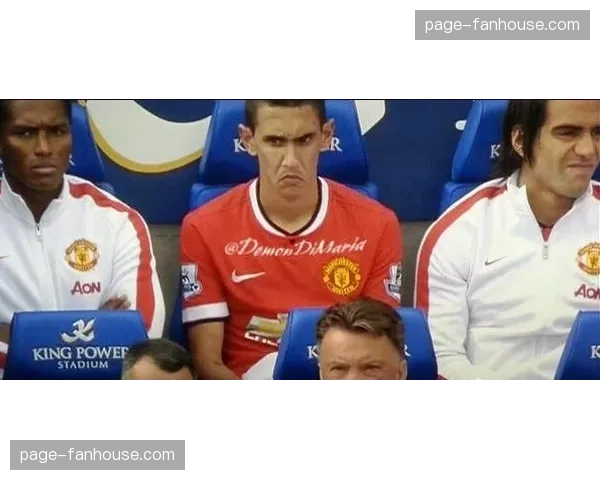 “特写镜头：38岁的夸利亚雷拉在热那亚替补席上专注指挥年轻队友”